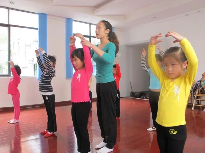 壮族舞蹈《打扁担》喜获群星奖 壮乡群众文艺创造喜结硕果(图5) 壮族舞蹈《打扁担》喜获群星奖 壮乡群众文艺创造喜结硕果(图5)