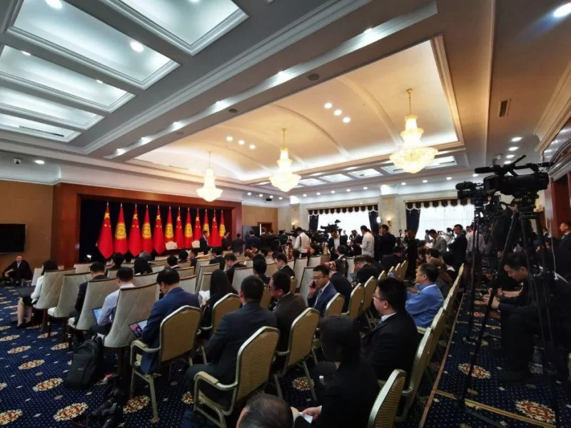 习近平:不敢有丝毫自满,但怀有无比自信(图11) 习近平:不敢有丝毫自满,但怀有无比自信(图11)