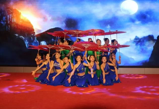 榆林职院师范教育系"感恩有你,昂首前行"毕业汇演成功举办(图1) 榆林职院师范教育系"感恩有你,昂首前行"毕业汇演成功举办(图1)