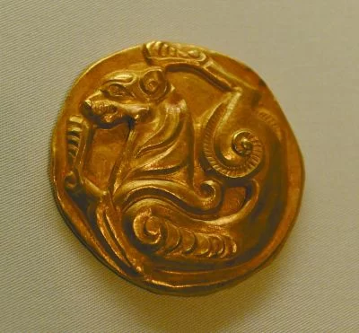 古新疆绢衣彩绘木俑和彩绘伏羲女娲绢画亮相国博(图1)