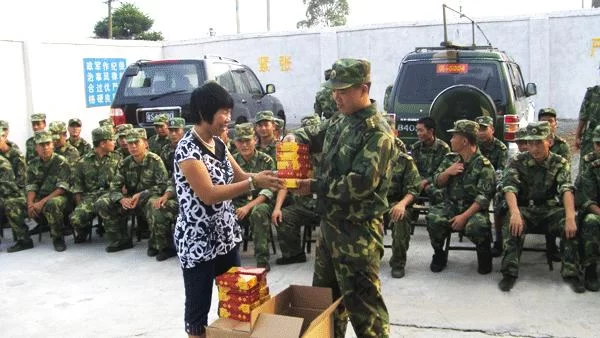 黄莲开:把爱洒在军营的"兵妈妈"(图4) 黄莲开:把爱洒在军营的"兵妈妈"(图4)