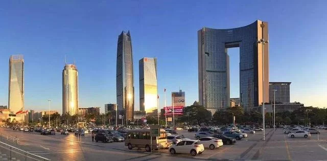 来自哥伦比亚的＂高飞先生＂，热忱为东莞纠正英文路标(图1)