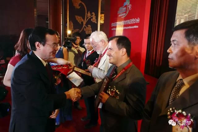 来自哥伦比亚的＂高飞先生＂，热忱为东莞纠正英文路标(图6)