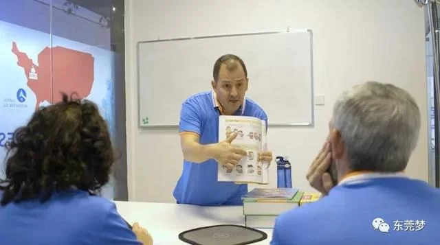 来自哥伦比亚的＂高飞先生＂，热忱为东莞纠正英文路标(图4)