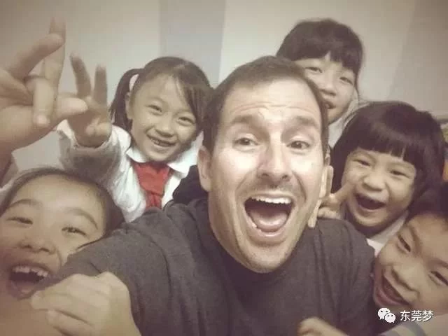 来自哥伦比亚的＂高飞先生＂，热忱为东莞纠正英文路标(图5)