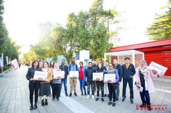 多国留学生走出孔子学院校门踏上国学文化之旅