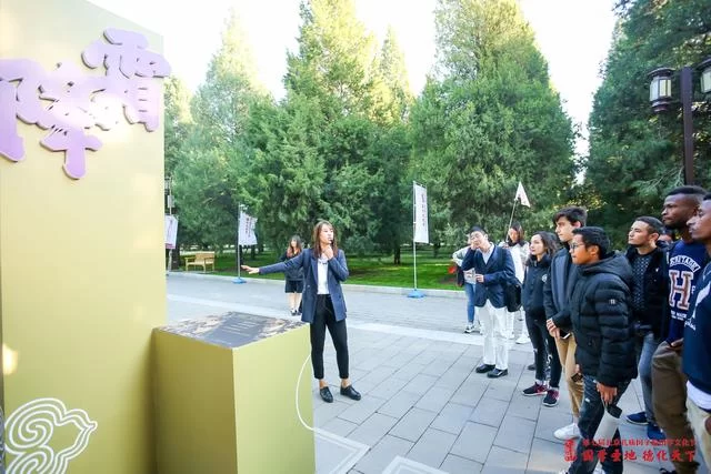 多国留学生走出孔子学院校门踏上国学文化之旅(图4) 多国留学生走出孔子学院校门踏上国学文化之旅(图4)