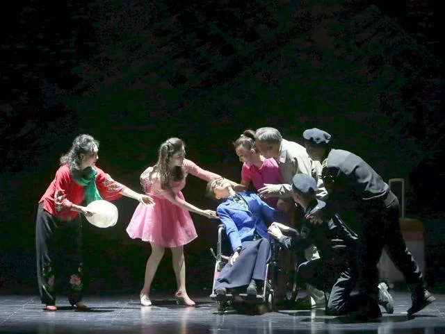 红色轻骑兵 扶贫大爱戏:山西省曲艺团原创喜剧《枣花》晋京展演反响热烈(图3) 红色轻骑兵 扶贫大爱戏:山西省曲艺团原创喜剧《枣花》晋京展演反响热烈(图3)