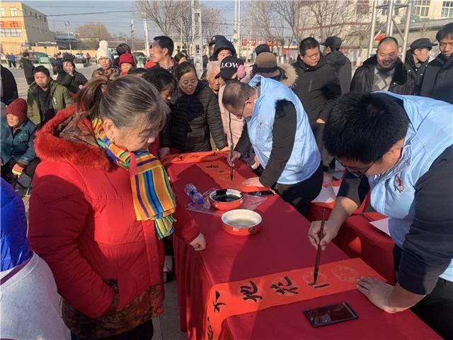 让棚改村民欢度“村拆迁、情不散”的温暖年——顺义区举办“福满京城,春贺神州——欢迎回家过年”活动(图2) 让棚改村民欢度“村拆迁、情不散”的温暖年——顺义区举办“福满京城,春贺神州——欢迎回家过年”活动(图2)