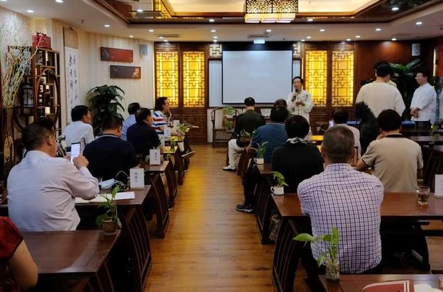 陈红涛教授"战旗讲坛.易鼎书院"系列讲座开坛首讲(图1) 陈红涛教授"战旗讲坛.易鼎书院"系列讲座开坛首讲(图1)