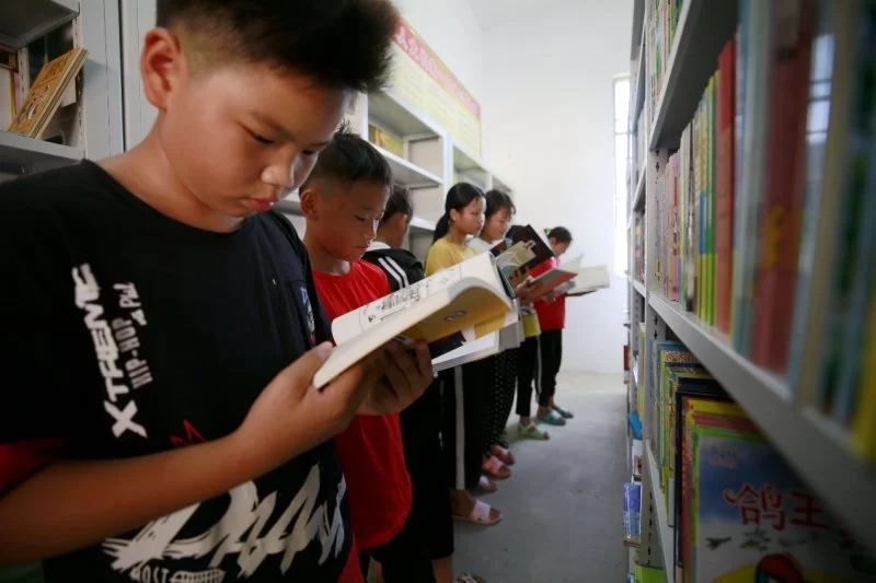 深圳少儿图书馆办到壮乡山区——深圳对口援建广西都安瑶族自治县隆麻村图书馆开馆(图2) 深圳少儿图书馆办到壮乡山区——深圳对口援建广西都安瑶族自治县隆麻村图书馆开馆(图2)