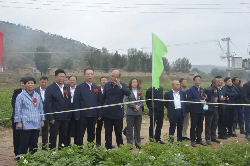 陕西省马铃薯全程机械化演示观摩现场会在靖边举行(图2) 陕西省马铃薯全程机械化演示观摩现场会在靖边举行(图2)