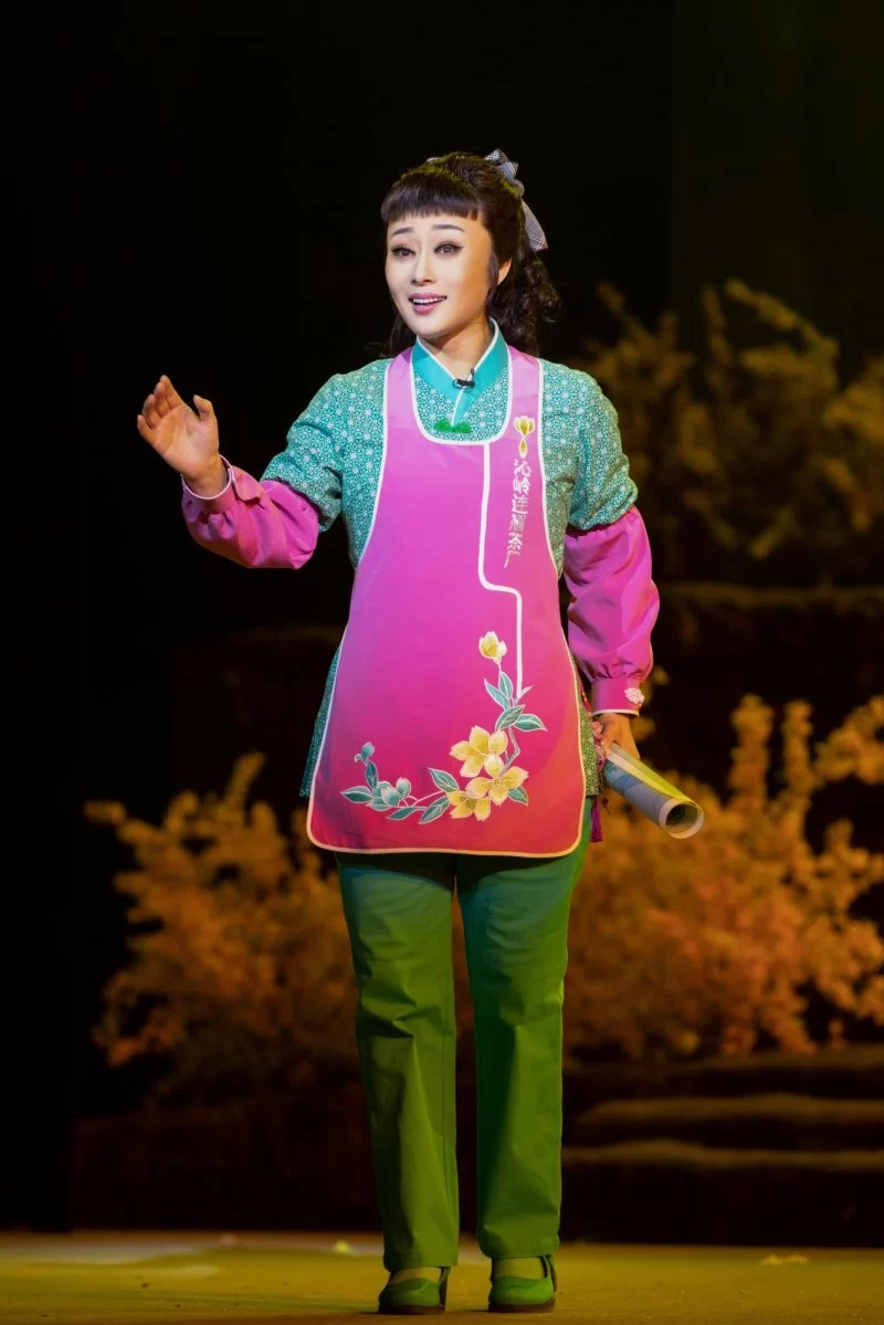 山西晋城:上党梆子《沁岭花开》首演,以艺助力脱贫攻坚(图2) 山西晋城:上党梆子《沁岭花开》首演,以艺助力脱贫攻坚(图2)