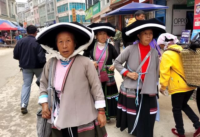 用有温度的作品助力脱贫攻坚——广西、百色两级文联组织作家赴隆林采风侧记(图2) 用有温度的作品助力脱贫攻坚——广西、百色两级文联组织作家赴隆林采风侧记(图2)