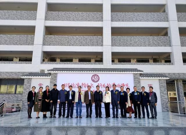“借得端溪千斛水,研为翰墨颂师恩”——肇庆市端州区黄岗小学端砚艺术展示活动(图1) “借得端溪千斛水,研为翰墨颂师恩”——肇庆市端州区黄岗小学端砚艺术展示活动(图1)