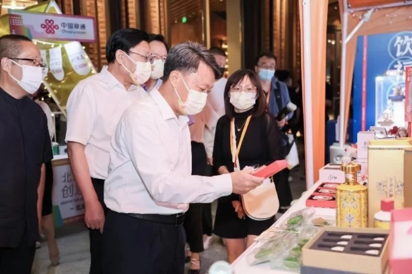 北京中轴线文创市集火热开集,助力国际消费中心城市建设(图2) 北京中轴线文创市集火热开集,助力国际消费中心城市建设(图2)