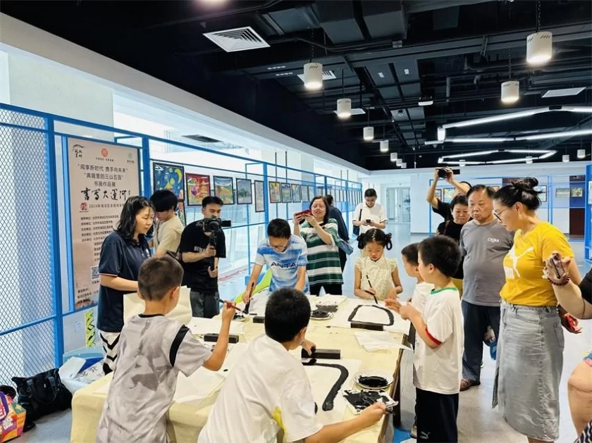 海淀区温泉镇“典籍里的三山五园”“书写大运河”书画作品展在京开幕(图6) 海淀区温泉镇“典籍里的三山五园”“书写大运河”书画作品展在京开幕(图6)