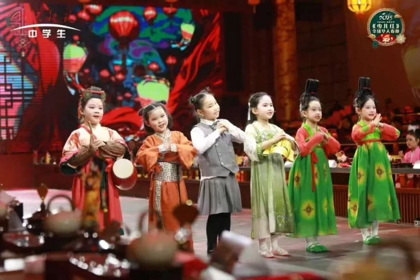 中央新影中学生频道2025《少儿红》华人春晚圆满收官(图3) 中央新影中学生频道2025《少儿红》华人春晚圆满收官(图3)