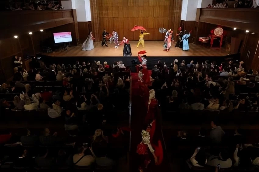 塞尔维亚奏响新春乐章——2025年欢乐春节演出活动在贝尔格莱德举行(图8) 2025年欢乐春节演出活动在贝尔格莱德举行(图8)