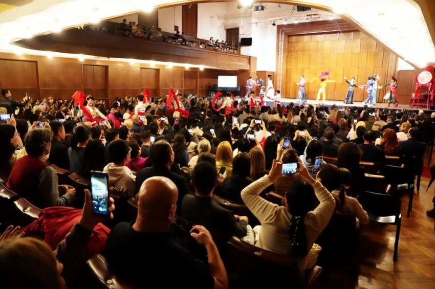 塞尔维亚奏响新春乐章——2025年欢乐春节演出活动在贝尔格莱德举行(图4) 2025年欢乐春节演出活动在贝尔格莱德举行(图4)