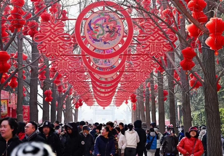 2025年地坛庙会:展陈装置传递传统年文化(图4) 2025年地坛庙会:展陈装置传递传统年文化(图4)