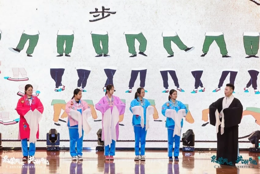 京蒙同心共铸华魂 双向奔赴凝聚民族情——2025年“京蒙同心·共铸华魂”研学行动启动(图10) 京蒙同心共铸华魂 双向奔赴凝聚民族情——2025年“京蒙同心·共铸华魂”研学行动启动(图10)