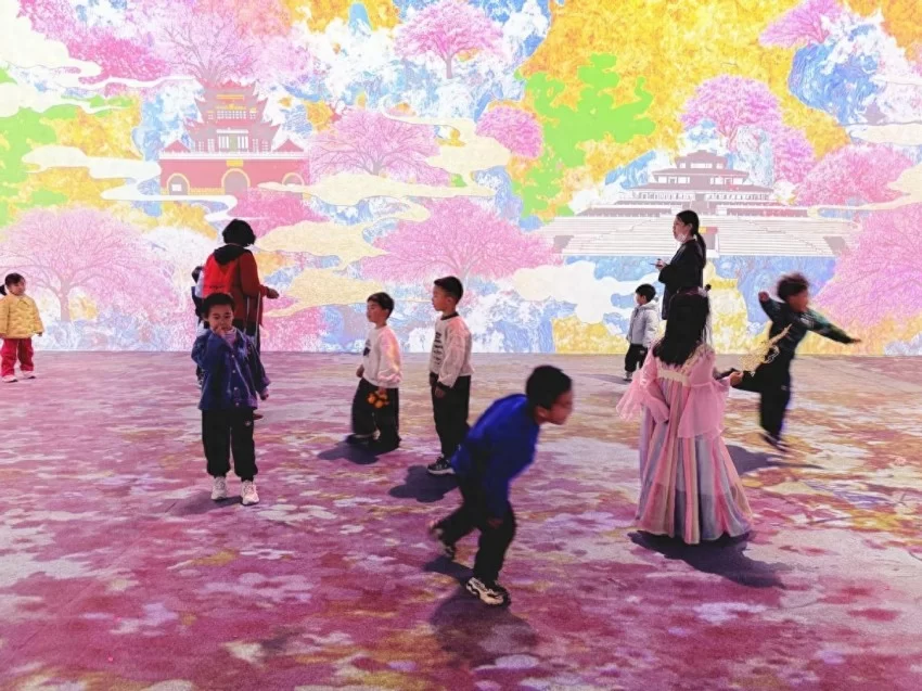 “樱花奇境沉浸式光影空间”新媒体艺术展，重塑文旅教育新生态