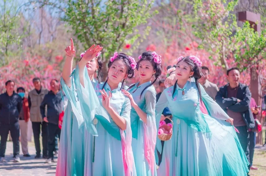 鹤舞樱飞向未来 十有城市展画卷——第十一届鹤壁樱花季全景扫描(图2) 鹤舞樱飞向未来 十有城市展画卷——第十一届鹤壁樱花季全景扫描(图2)