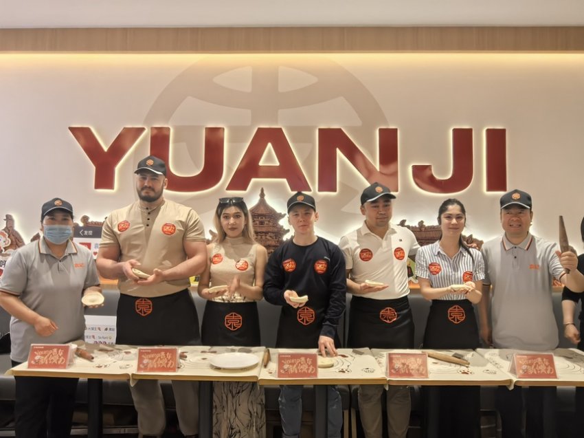 非遗肉夹馍破圈潮玩 中外青年争当“长安打馍人”(图6)