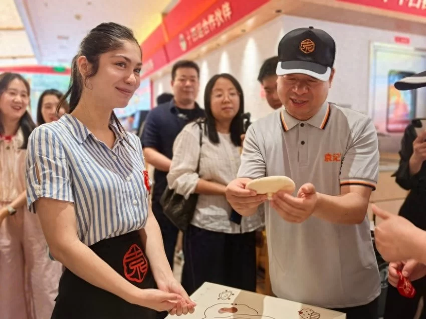 非遗肉夹馍破圈潮玩 中外青年争当“长安打馍人”(图1) 非遗肉夹馍破圈潮玩 中外青年争当“长安打馍人”(图1)