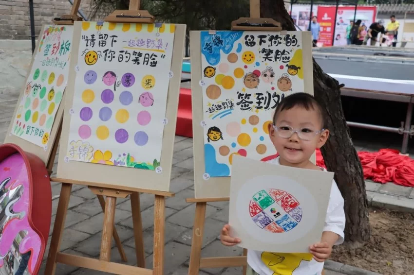 拓龙舟、缝香囊、逛市集,回龙观邻里共聚传递端午暖意(图3) 拓龙舟、缝香囊、逛市集,回龙观邻里共聚传递端午暖意(图3)