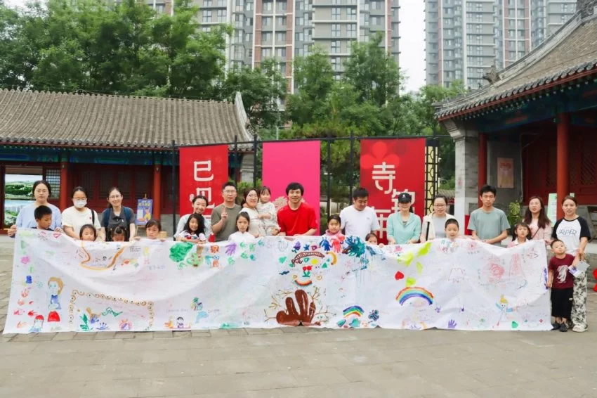 拓龙舟、缝香囊、逛市集,回龙观邻里共聚传递端午暖意(图2) 拓龙舟、缝香囊、逛市集,回龙观邻里共聚传递端午暖意(图2)