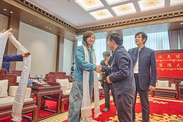 “文化西藏 天上画卷”高原高峰艺术家西藏行写生活动正式启动(图2) “文化西藏 天上画卷”高原高峰艺术家西藏行写生活动正式启动(图2)