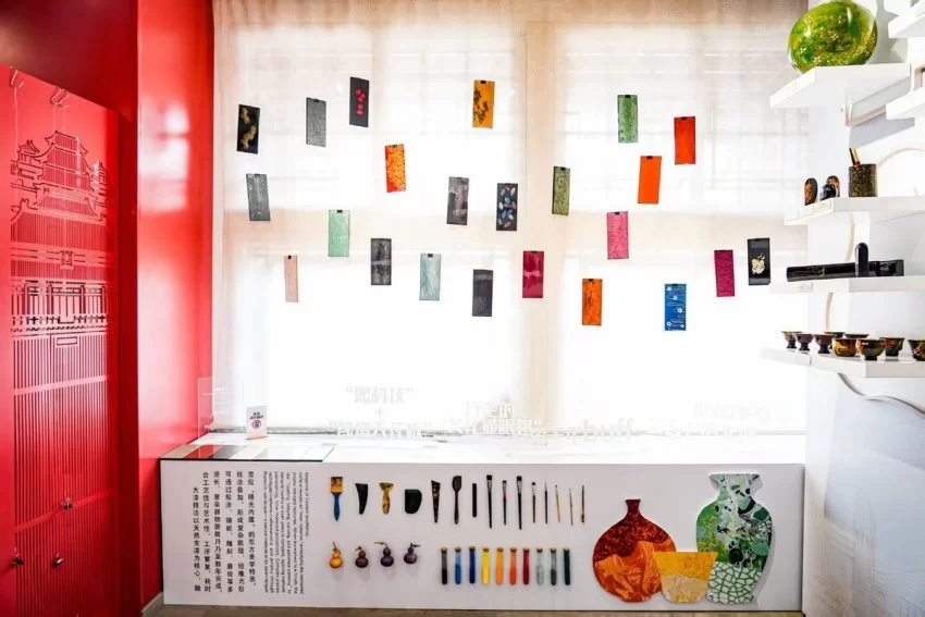 重庆城口“忘我”漆艺作品展在京启幕,百余件残疾人非遗作品亮相故宫博物院(图2) 重庆城口“忘我”漆艺作品展在京启幕,百余件残疾人非遗作品亮相故宫博物院(图2)