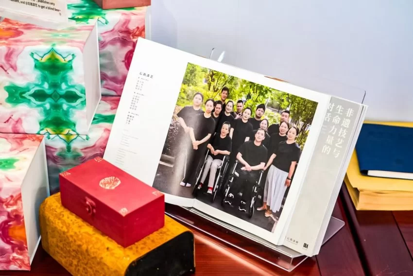 重庆城口“忘我”漆艺作品展在京启幕,百余件残疾人非遗作品亮相故宫博物院(图21) 重庆城口“忘我”漆艺作品展在京启幕,百余件残疾人非遗作品亮相故宫博物院(图21)