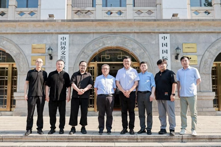 中国青少年美育文创发展研讨会暨2025-2026年度“熊猫杯”青少年美育文创交流活动启动(图1)