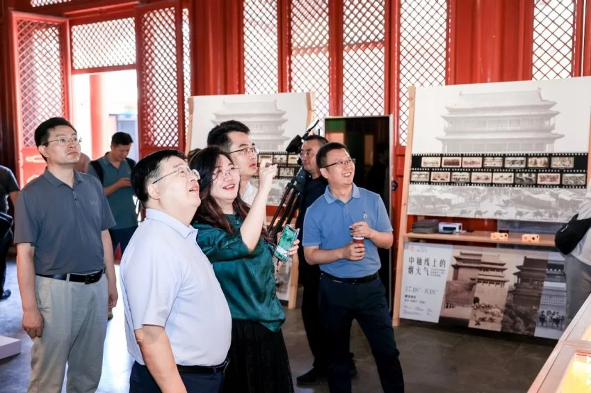 “中轴线上的烟火气——庆祝北京中轴线申遗成功一周年历史影像展”启幕(图3) “中轴线上的烟火气——庆祝北京中轴线申遗成功一周年历史影像展”启幕(图3)