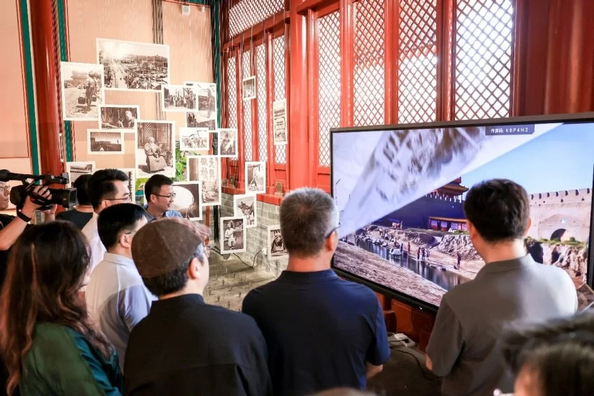 “中轴线上的烟火气——庆祝北京中轴线申遗成功一周年历史影像展”启幕(图6) “中轴线上的烟火气——庆祝北京中轴线申遗成功一周年历史影像展”启幕(图6)