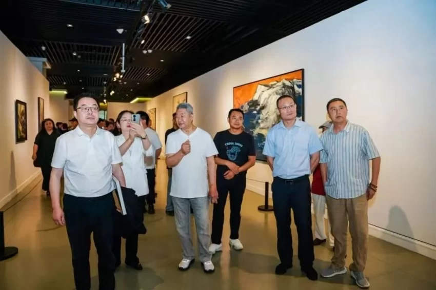 “生命之渡——林加冰油画作品捐献展”在芜湖市博物馆开幕(图6) “生命之渡——林加冰油画作品捐献展”在芜湖市博物馆开幕(图6)