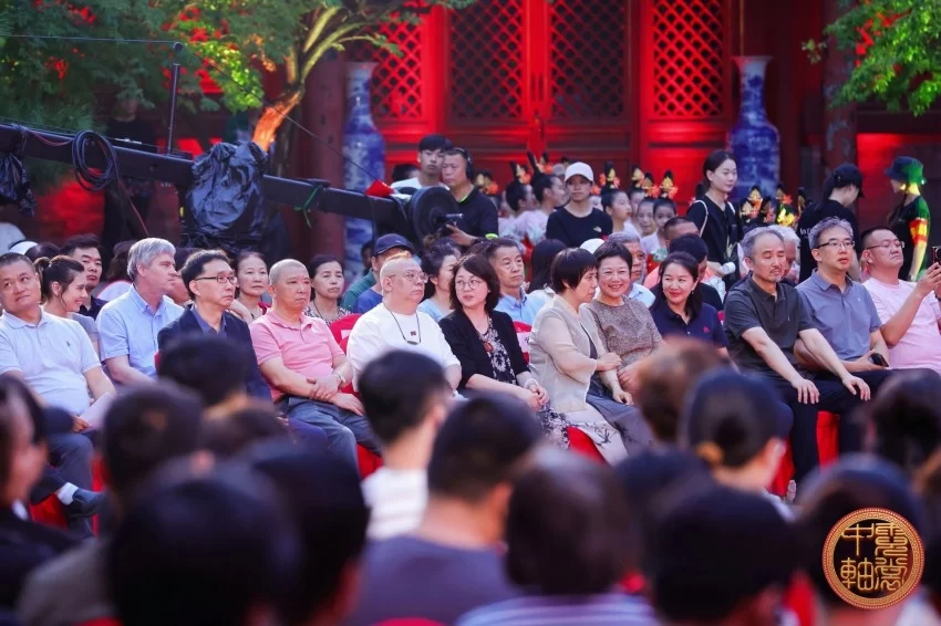 青少年“霓裳中轴”展示北京中轴线文化遗产(图1) 青少年“霓裳中轴”展示北京中轴线文化遗产(图1)