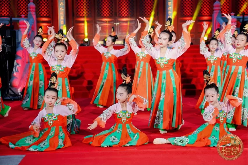 青少年“霓裳中轴”展示北京中轴线文化遗产(图3) 青少年“霓裳中轴”展示北京中轴线文化遗产(图3)