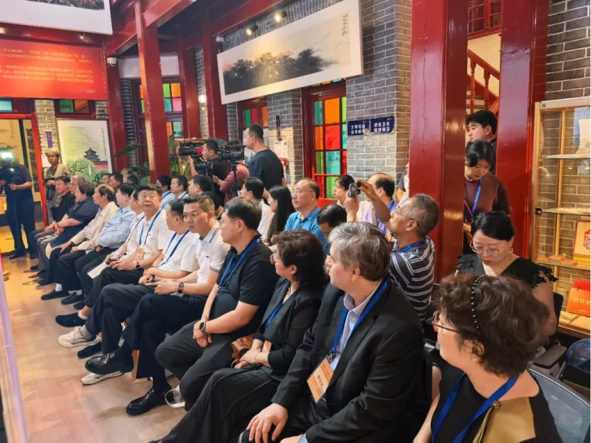 丹青绘中轴 文脉永传承  ——“庆祝北京中轴线申遗成功一周年·杨留义北京中轴线城市山水画展”在京开幕(图1) “庆祝北京中轴线申遗成功一周年·杨留义北京中轴线城市山水画展”在京开幕(图1)