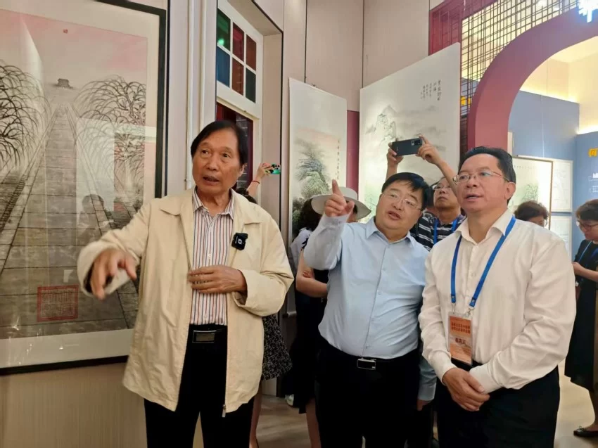 丹青绘中轴 文脉永传承  ——“庆祝北京中轴线申遗成功一周年·杨留义北京中轴线城市山水画展”在京开幕(图6) “庆祝北京中轴线申遗成功一周年·杨留义北京中轴线城市山水画展”在京开幕(图6)