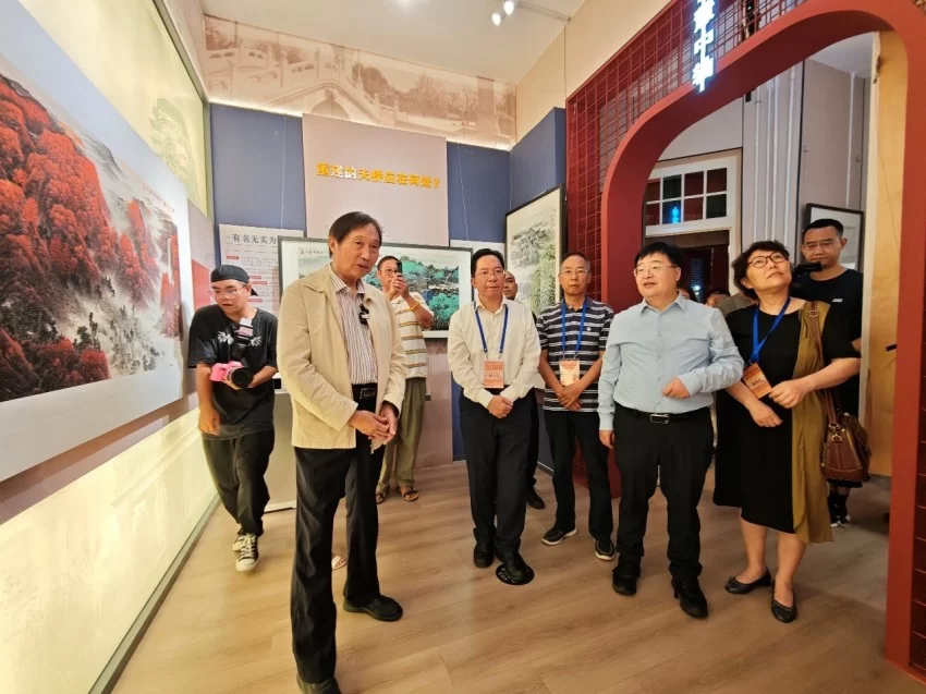 丹青绘中轴 文脉永传承  ——“庆祝北京中轴线申遗成功一周年·杨留义北京中轴线城市山水画展”在京开幕(图7) “庆祝北京中轴线申遗成功一周年·杨留义北京中轴线城市山水画展”在京开幕(图7)