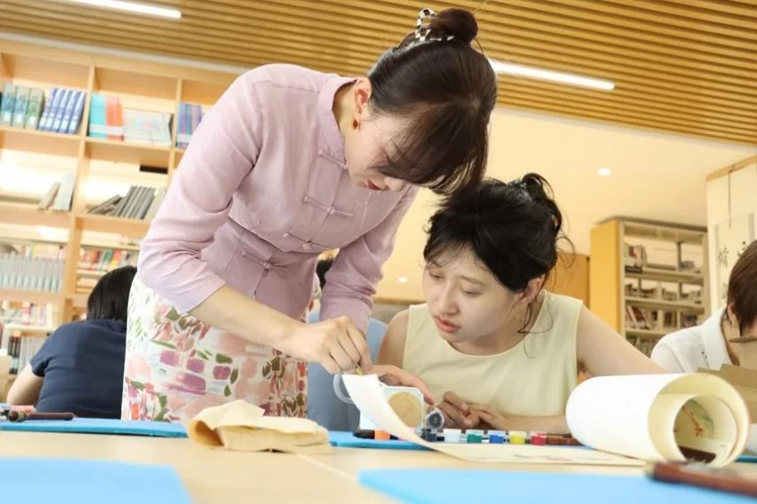 首都图书馆“XIN空间”助力传统文化薪火相传——“刀笔镌瓷谢师恩”非遗刻瓷茶罐制作体验活动举办(图4)