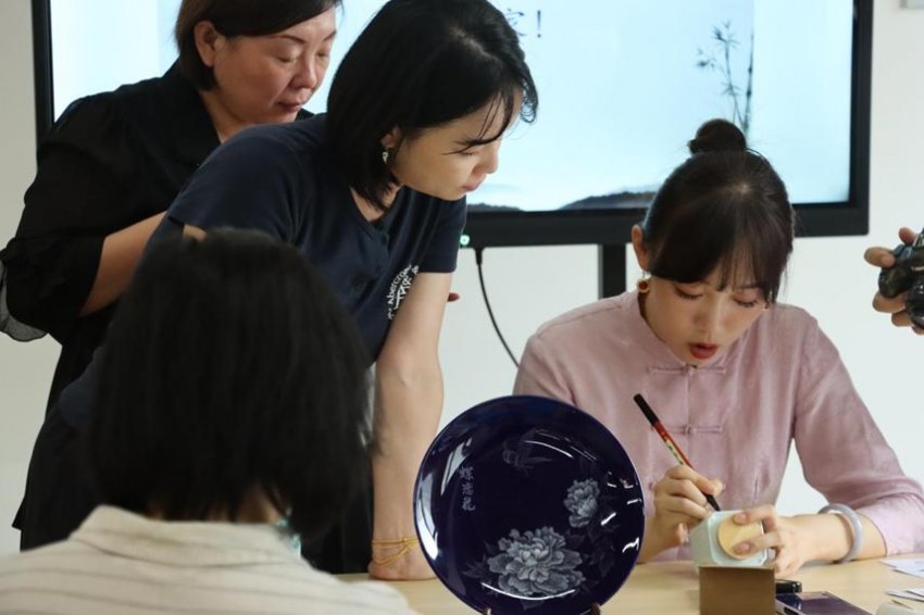 首都图书馆“XIN空间”助力传统文化薪火相传——“刀笔镌瓷谢师恩”非遗刻瓷茶罐制作体验活动举办(图5)