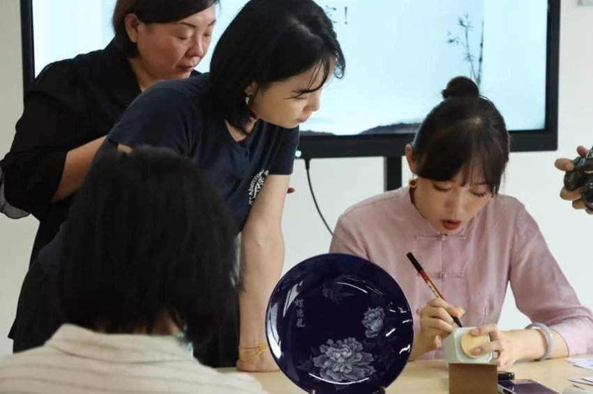 首都图书馆“XIN空间”助力传统文化薪火相传——“刀笔镌瓷谢师恩”非遗刻瓷茶罐制作体验活动举办(图5)