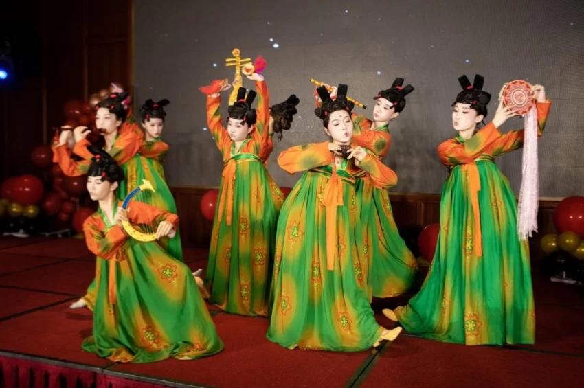 庆国庆 迎仲秋“香玉剧社”率梨园群星共同举办尊师助老茶话会(图9) 庆国庆 迎仲秋“香玉剧社”率梨园群星共同举办尊师助老茶话会(图9)