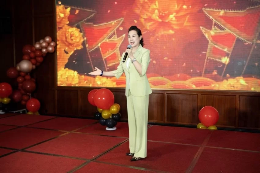 庆国庆 迎仲秋“香玉剧社”率梨园群星共同举办尊师助老茶话会(图10) 庆国庆 迎仲秋“香玉剧社”率梨园群星共同举办尊师助老茶话会(图10)