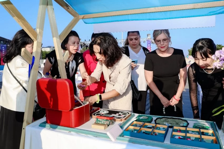 跨界融合 全球盛放——2025第八届北京红桥国际珍珠文化节时尚盛典闪耀永定门(图11)